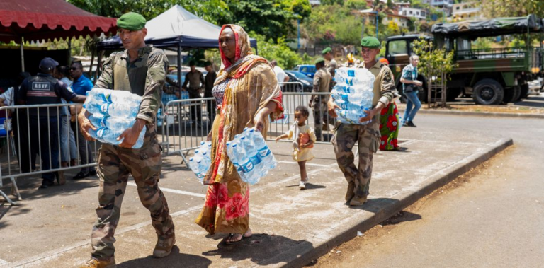 Une distribution d’eau à Mamoudzou, début novembre 2023. © Marion Joly / AFP