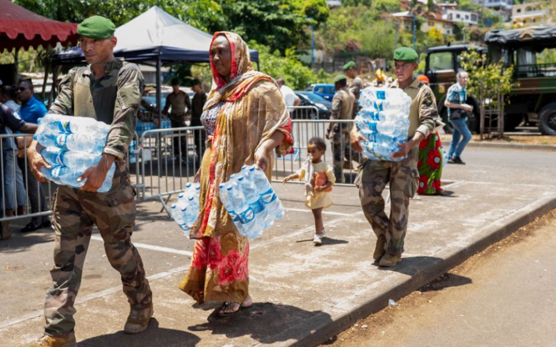 Une distribution d’eau à Mamoudzou, début novembre 2023. © Marion Joly / AFP