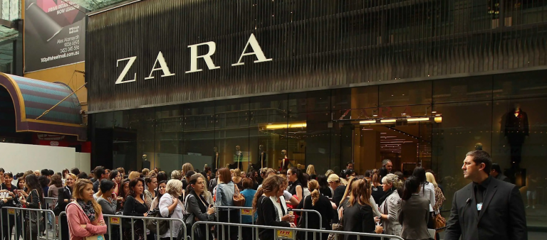 Une file d’attente devant un magasin Zara. © Cameron Spencer/Getty Images