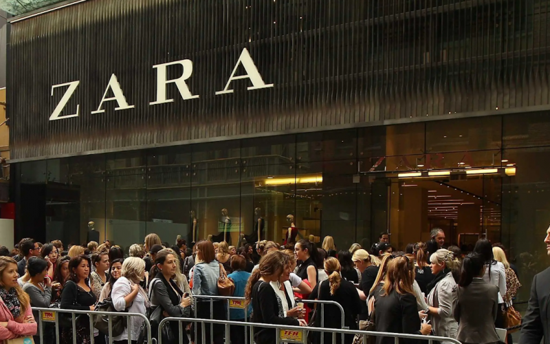 Une file d’attente devant un magasin Zara. © Cameron Spencer/Getty Images